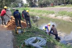 4.-Filling-sand-into-PPW-Geobags-using-PVC-pipes-method